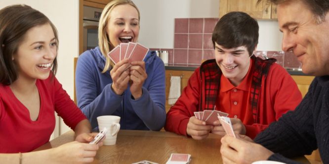Família jogando baralho