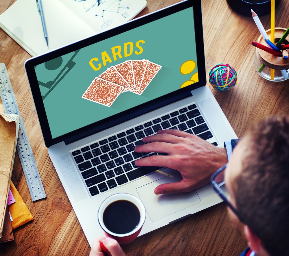 9 vantagens de jogar cartas online